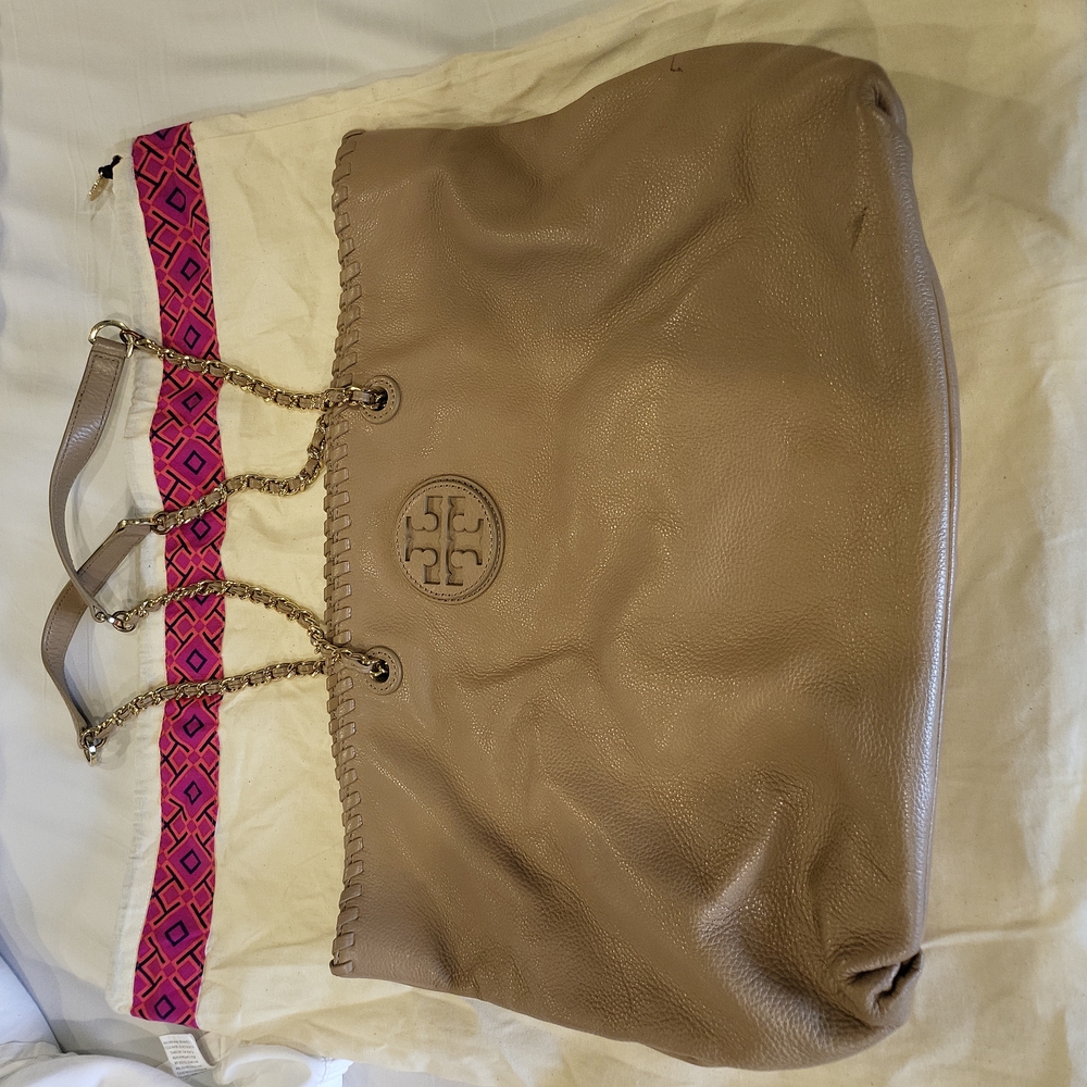 Tory Burch Tote w/gold chain handle, beige
